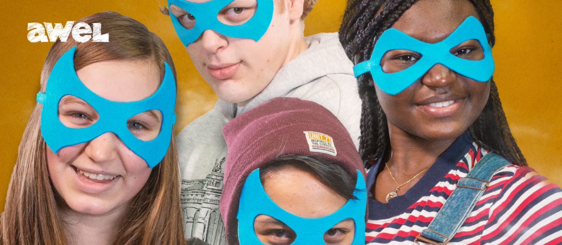 Awel - luistert naar kinderen en jongeren - afbeelding met 4 jongeren die een blauw superman masker dragen